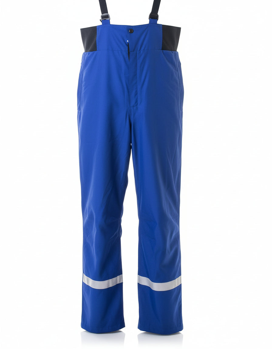 Siniset kuorihousut miehille. 1 reisitasku, heijastinnauhat lahkeissa sekä henkselit. Vetoketju-ja nappikiinnitys. Korkea vyötärö joustavaa materiaalia. 